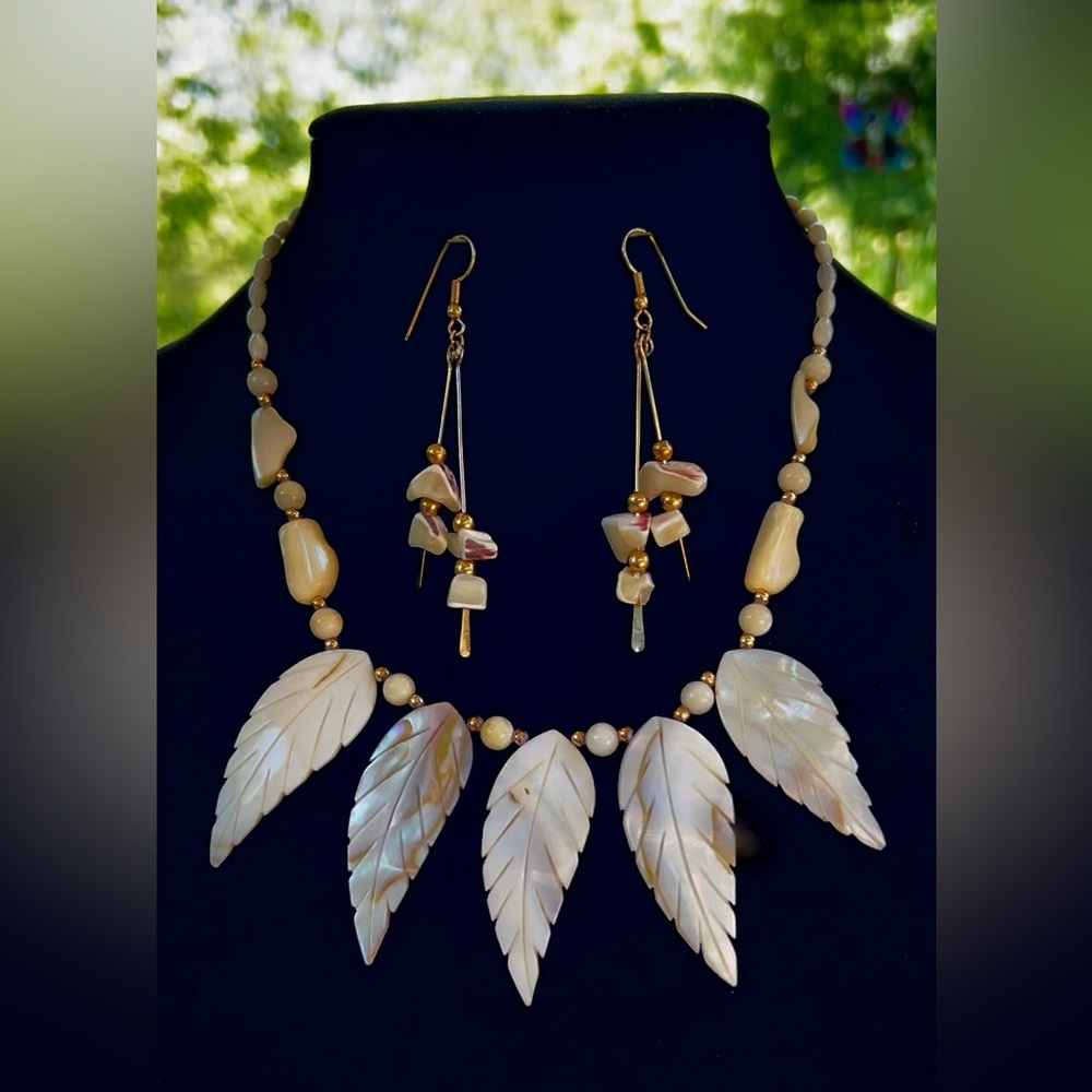 Vintage Carved Mother of Pearl Beaded Necklace Adorned w/MOP Feathers/leafs 🪶🍂